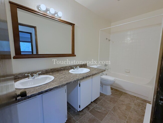 Building Photo - Updated 2 Bdrm Apartment with Balcony in Sellwood Moreland Neighborhood