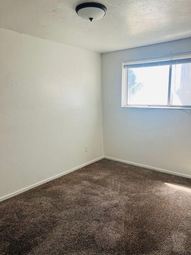 Building Photo - Beautiful Sunset townhome, row end with ce...