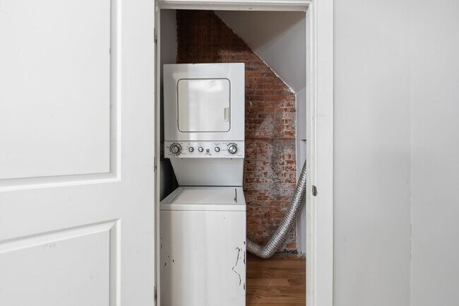 Building Photo - 1942