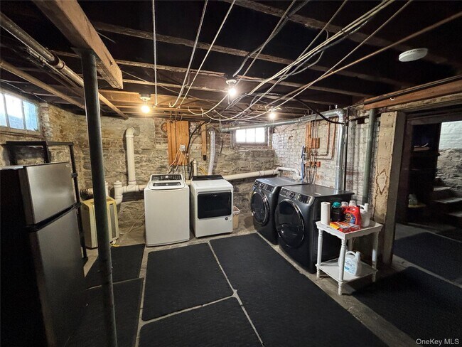 Building Photo - 11 W Bridge St