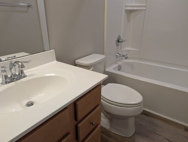 Building Photo - Move-in ready, Townhome Located in the Cit...
