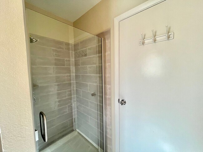 Building Photo - Gorgeous 4 Bedroom Home with Pool & Spa Located in The Lakes