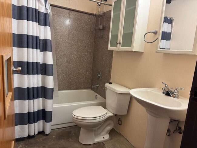 Building Photo - University/Nob Hill Studio