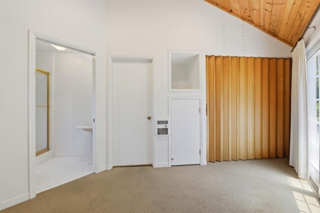 Building Photo - 1825 White Oak Dr