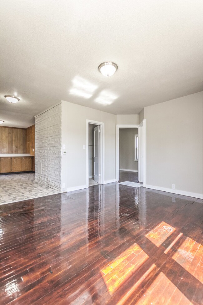 Building Photo - Adorable 2 Bedroom 1 Bath - 2 Stall Detach...
