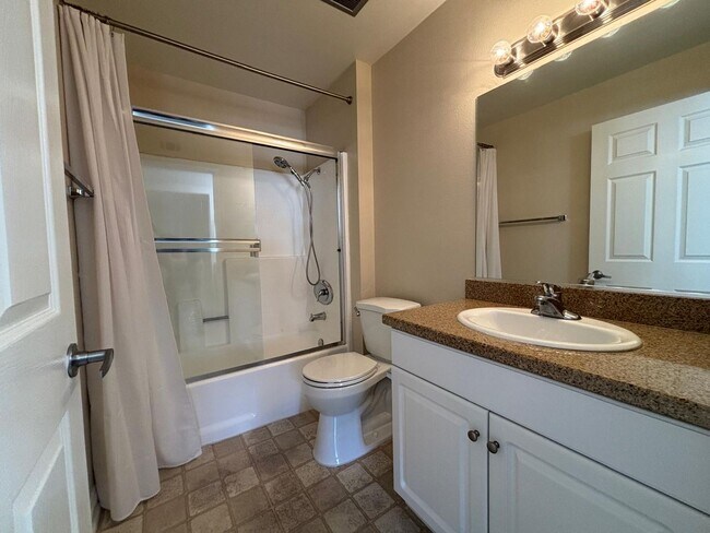 Building Photo - Beautiful 2 Bedroom 2 Bathroom Home in Woodland Hills