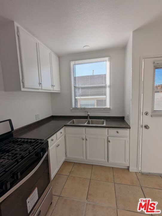 Building Photo - 6208 S Fairfax Ave