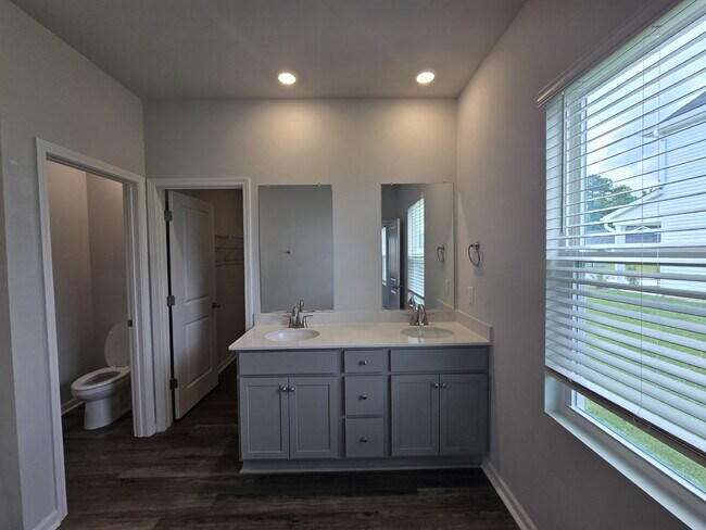 Building Photo - 517 Sandy Holw Dr