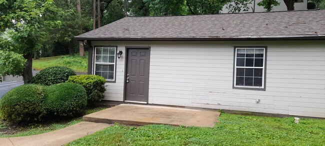 Building Photo - COMING  SOON - 2 Bedroom house located in ...