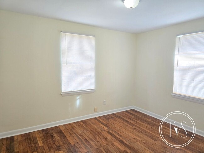 Building Photo - 816 W 48th St