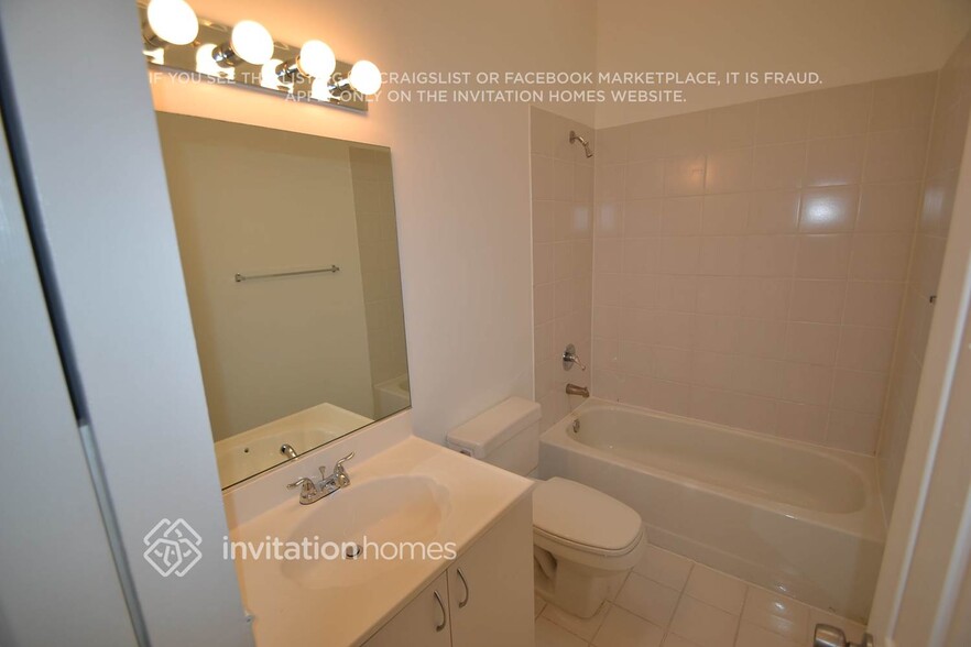 Building Photo - 9900 SW 59th Ct