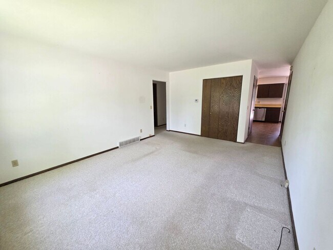 Building Photo - 2 Bed 1 Bath Side By Side Duplex in Port Edwards