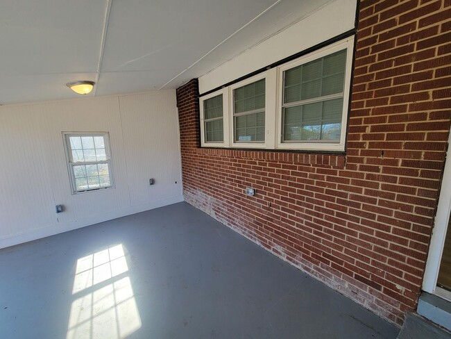 Building Photo - For Rent: Beautiful 3-Bedroom Home in Grah...