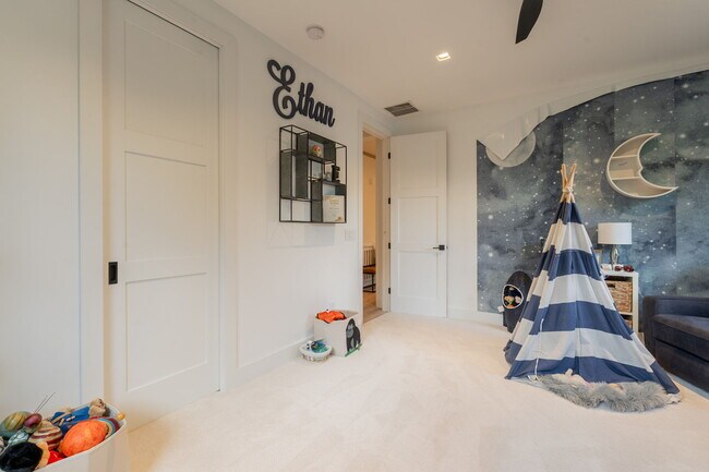 Building Photo - 3852 E Comstock Dr