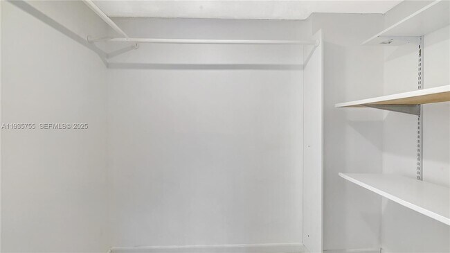 Building Photo - 205 Dunwoody Ln