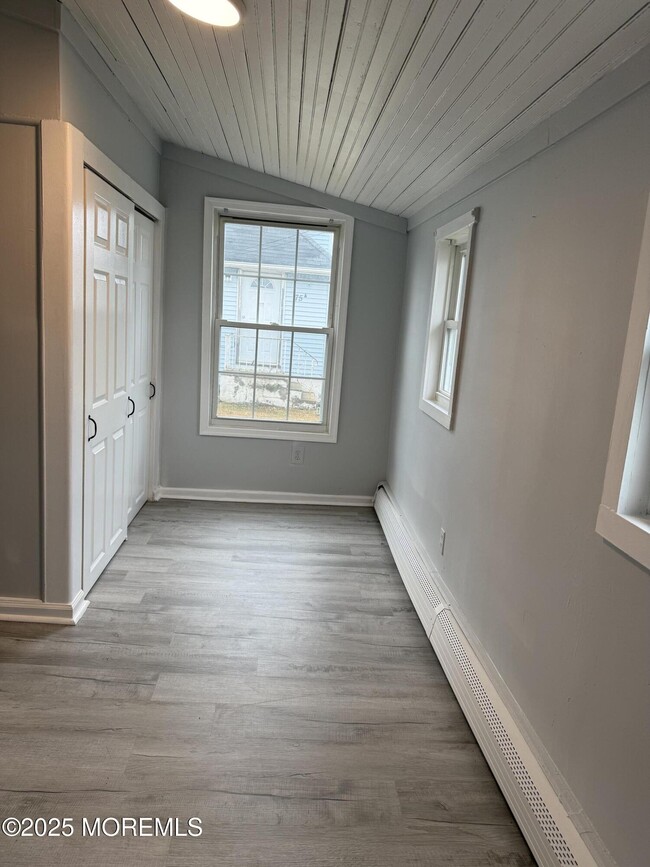 Building Photo - 79 Pine View Ave