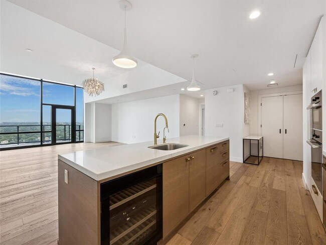 Building Photo - 70 Rainey St