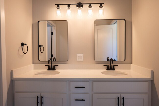 Building Photo - 8452 Oak Shade Cir