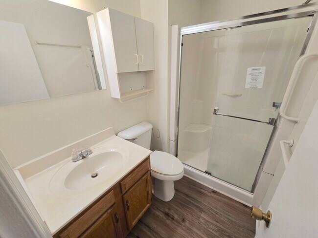 Building Photo - SPACIOUS 4 BED/2.5 TOWNHOME IN GREAT NECK!...