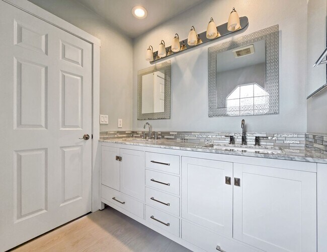 Building Photo - Modern Luxury: 4-Bed, 4.5-Bath Fully Remodeled Home