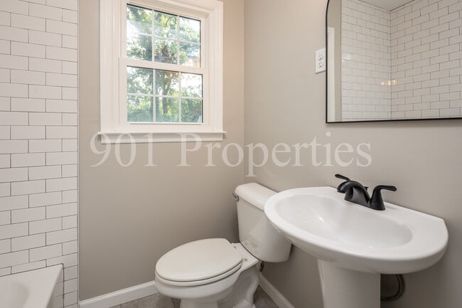 Building Photo - 680 Loeb St
