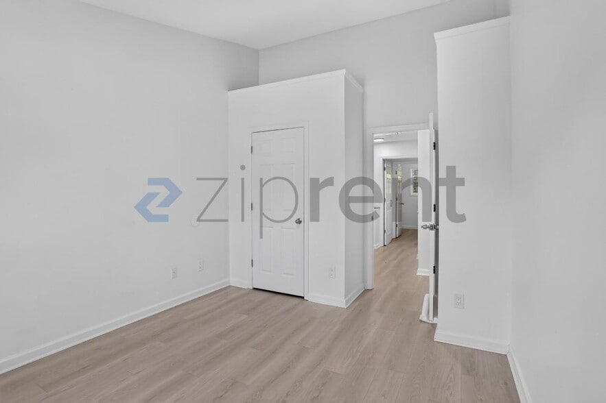 Building Photo - Unit
