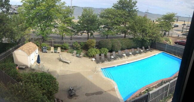Building Photo - 2 Bed 2 Bath Unit Available July 1