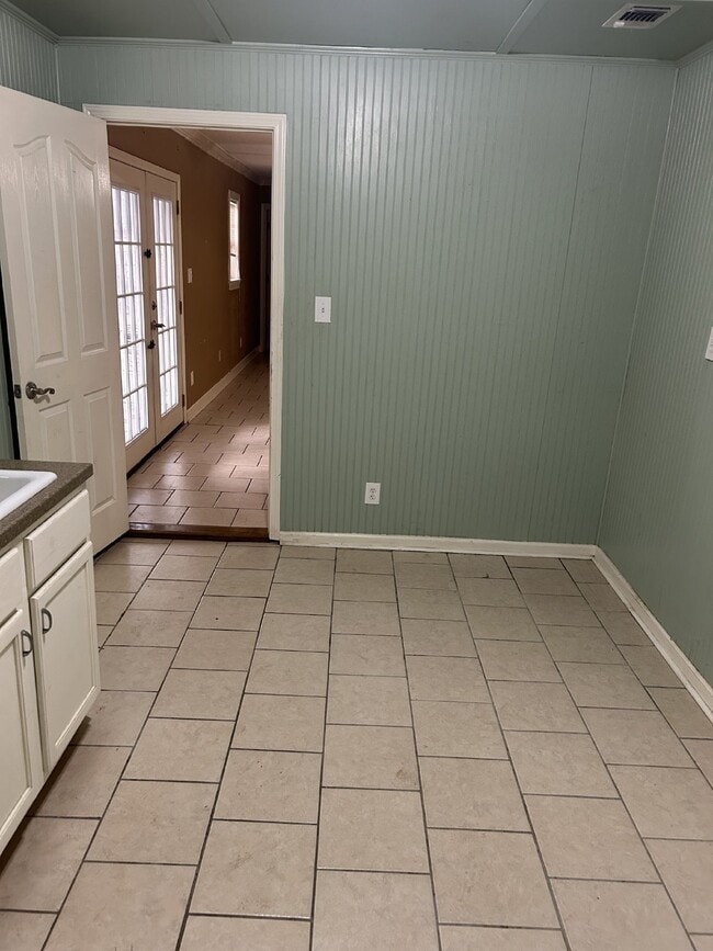 Building Photo - "Charming 3-Bedroom Retreat on Holly Street - Spacious 1,618 Sq Ft with 1.5 Baths in Jonesboro!"