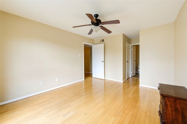 Building Photo - 3055 Walnut Bend Ln