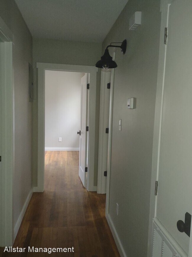 Building Photo - 3 br, 2.5 bath House - 1038 Cedarhill Drive