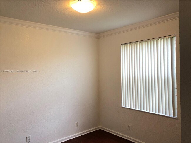 Building Photo - 693 Live Oak Ln