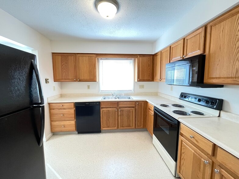 Fully Equipped Kitchen - 739 E Grandview Blvd