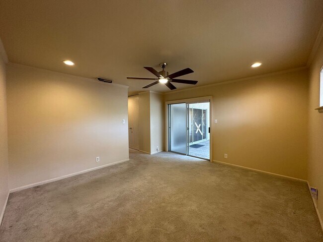 Building Photo - Upgraded Three Bedroom Duplex!