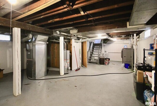 Building Photo - Beautiful 2 bed 1 bathroom home in Rock Island!