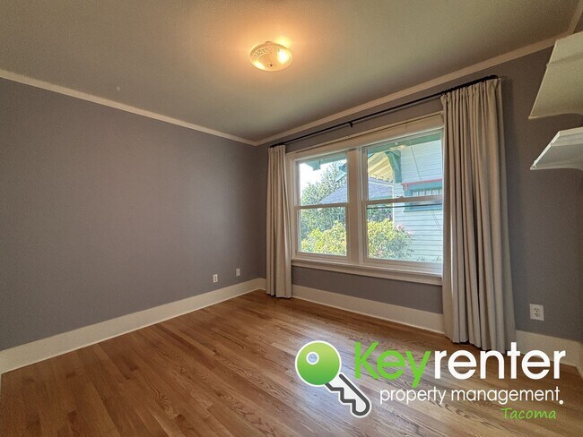 Building Photo - Spacious Craftsman in Lincoln District wit...