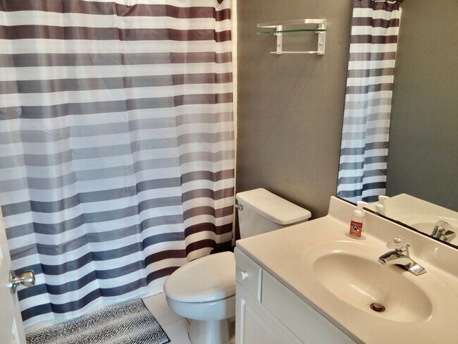 Building Photo - Seasonal Rental Available 11/25/24-4/30/25 Wifi/Cable/Water/Electric Included