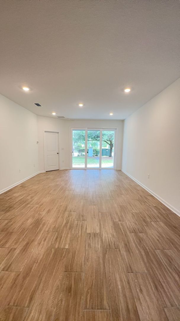 Building Photo - Luxury 3 Bedroom 2.5 Bath 2 car garage Townhome in the Gated Community of the Hammock