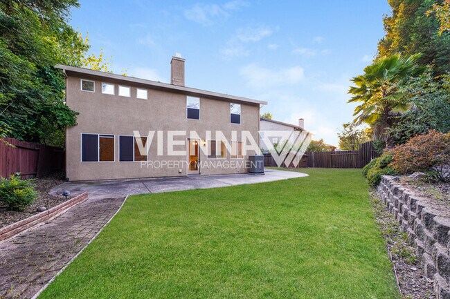 Building Photo - Spacious 4 Bedroom Home in Desirable Neighborhood