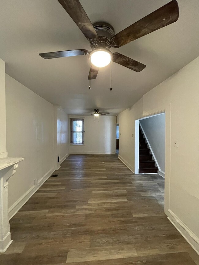 Building Photo - 412 N Holly St