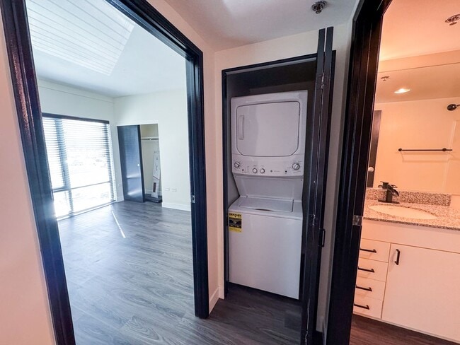 Building Photo - Little Italy Updated Townhome Style 2Bed 2...