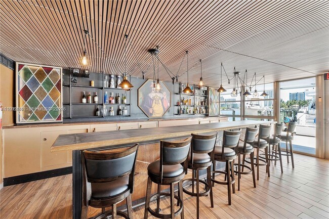 Building Photo - 900 Bay Dr