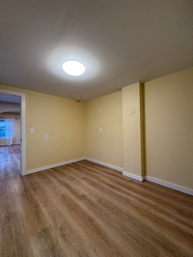 Building Photo - 707 E 7th Ave