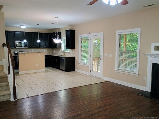 Building Photo - 40 Cromwell Cir