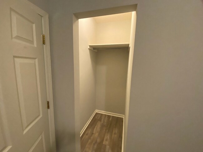 Building Photo - 406 Shady Pk Cv
