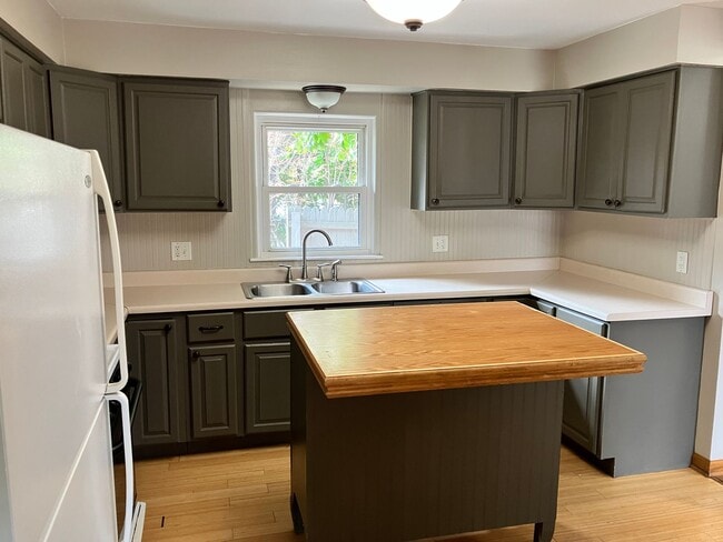 Building Photo - Lovely Single Family House in Kenosha