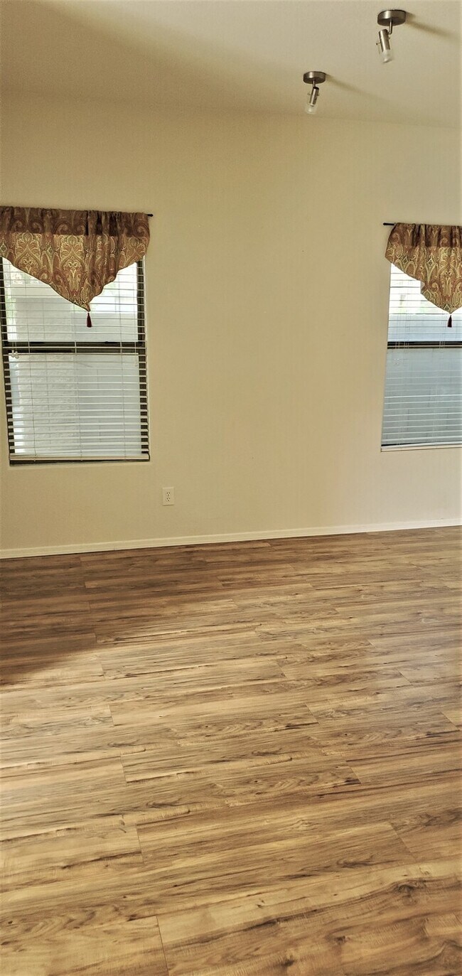 Building Photo - Beautiful 4-Bedroom Home For Rent in Queen...