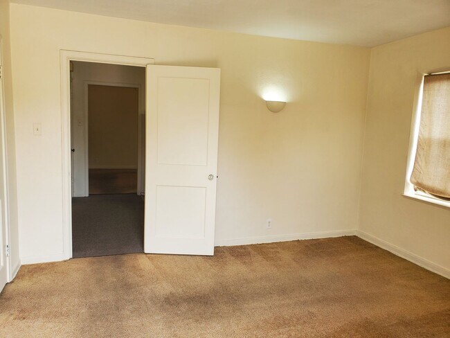 Building Photo - Private loft apartment over barber shop ne...