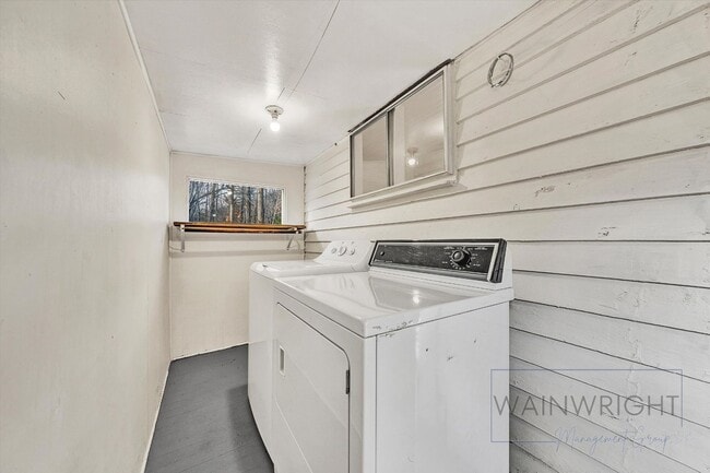 Building Photo - Charming Country Cottage Now Available