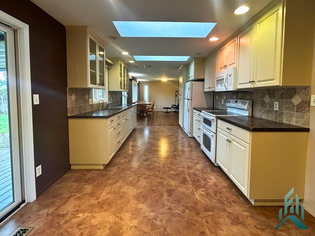 Building Photo - Amazing 3-bedroom, 1.5-bathroom Single-family Home