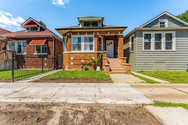 Building Photo - 7008 S Oakley Ave